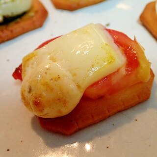トマトとスマートチーズのカレー風味焼きクラッカー